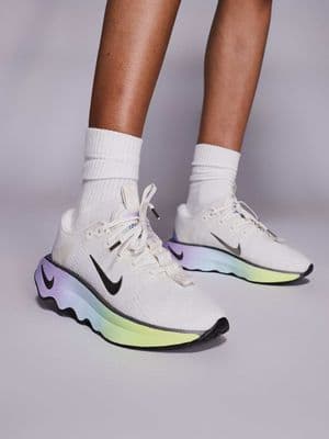 Nike Training Motiva SE sneakers