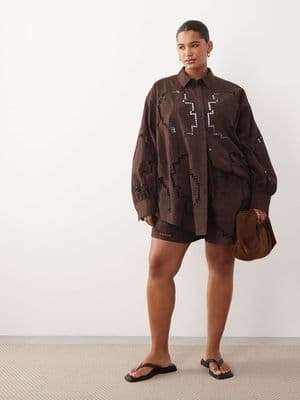 ARRANGE Curve cutwork embroidered shorts