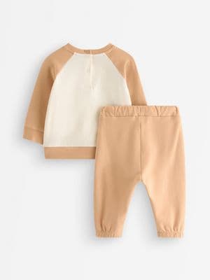 Set with sweater and joggers