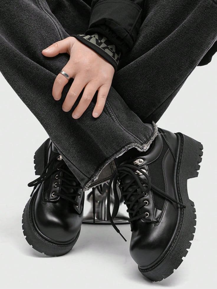 BUYIT Journal 25: Platform Shoes and the Performance of Height