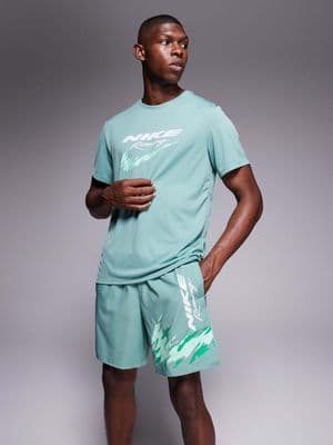Nike Running Challenger Logo 5 inch shorts